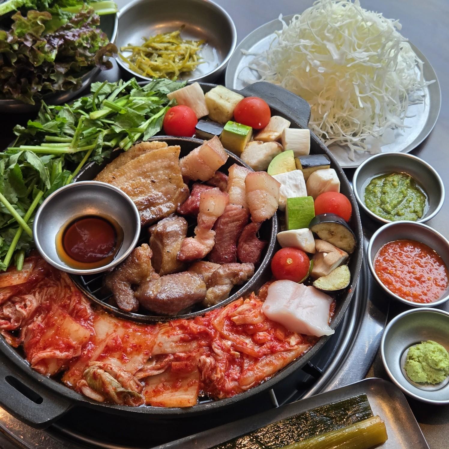 "돼지 돈 豚 , 마음 心 , 무리 黨 돼지고기를 더 맛있고 새롭게 즐기고 싶은, 고기에 진심이 담긴 사람들이 무리지어 모이는 곳" 사진 2