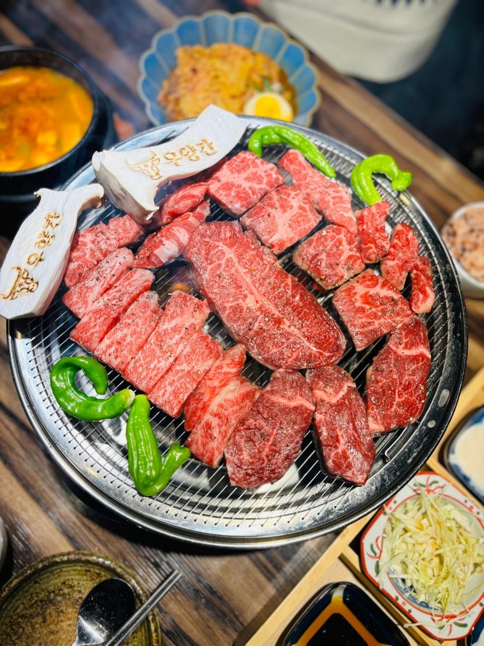 우양간은 좋은 소고기를 제대로 맛있게 드실 수 있도록 고기의 품질부터 숙성, 손질, 굽는 환경까지 하나하나 고민하며 운영하는 샤로수길 소고기 전문점입니다. 사진 2