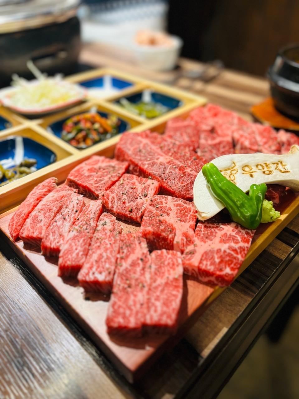 우양간은 좋은 소고기를 제대로 맛있게 드실 수 있도록 고기의 품질부터 숙성, 손질, 굽는 환경까지 하나하나 고민하며 운영하는 샤로수길 소고기 전문점입니다. 사진 3