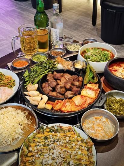 "돼지 돈 豚 , 마음 心 , 무리 黨 돼지고기를 더 맛있고 새롭게 즐기고 싶은, 고기에 진심이 담긴 사람들이 무리지어 모이는 곳" 사진 5