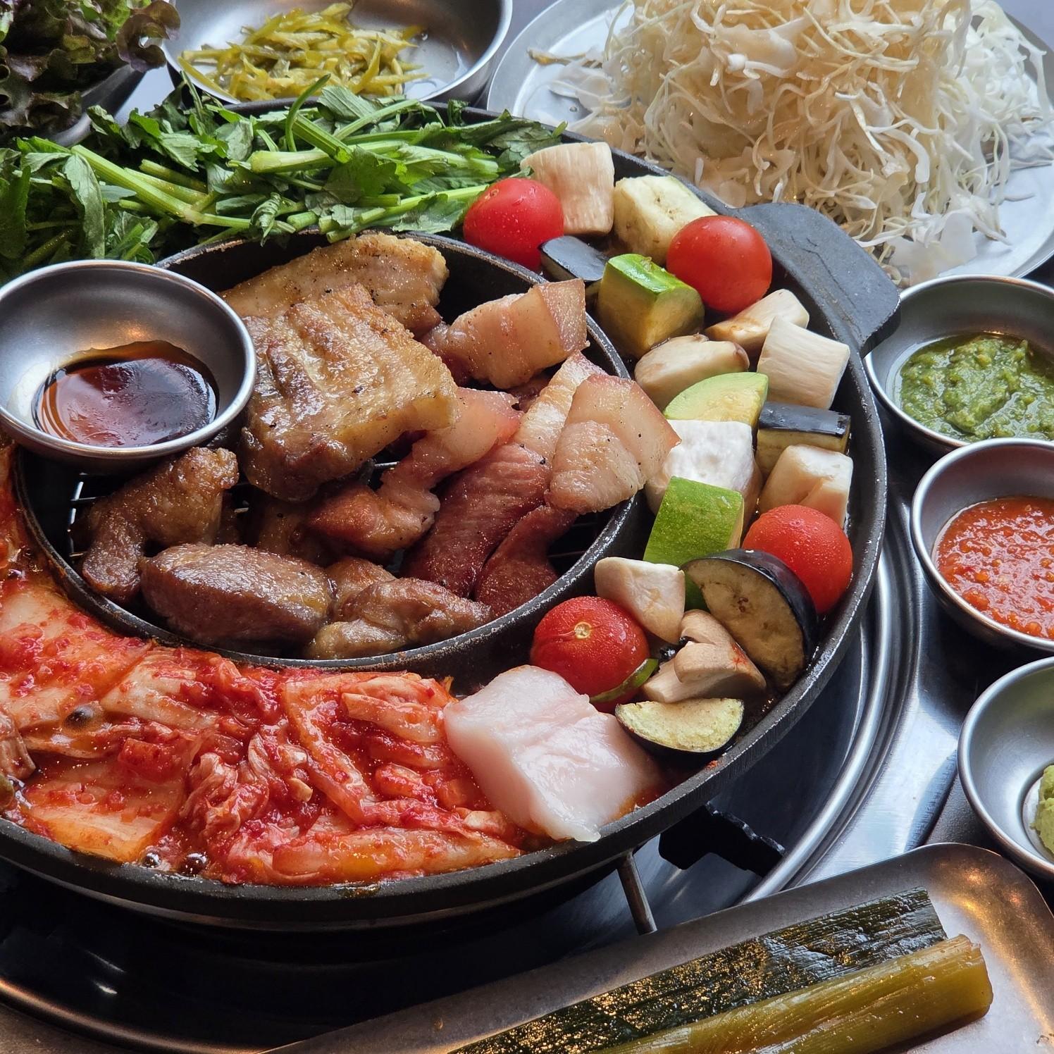 "돼지 돈 豚 , 마음 心 , 무리 黨 돼지고기를 더 맛있고 새롭게 즐기고 싶은, 고기에 진심이 담긴 사람들이 무리지어 모이는 곳" 사진 1