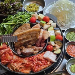 돼지 돈 豚 , 마음 心 , 무리 黨 돼지고기를 더 맛있고 새롭게 즐기고 싶은, 고기에 진심이 담긴 사람들이 무리지어 모이는 곳