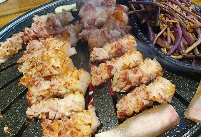 돌판품은삼겹