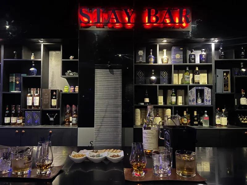Stay bar