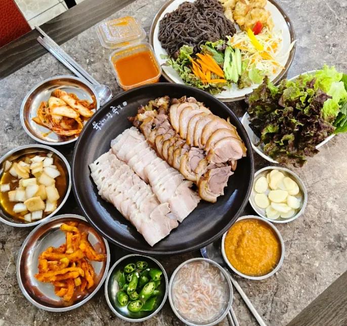 평화육남매왕족발 와룡점