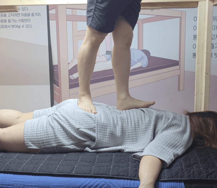 발로 하는 마사지(스포츠 체형교정) + 맨손 치료(도수치료) or 발로 하는 마사지(경락 아로마 오일 테라피) + 맨손 치료(도수치료) 중 택1