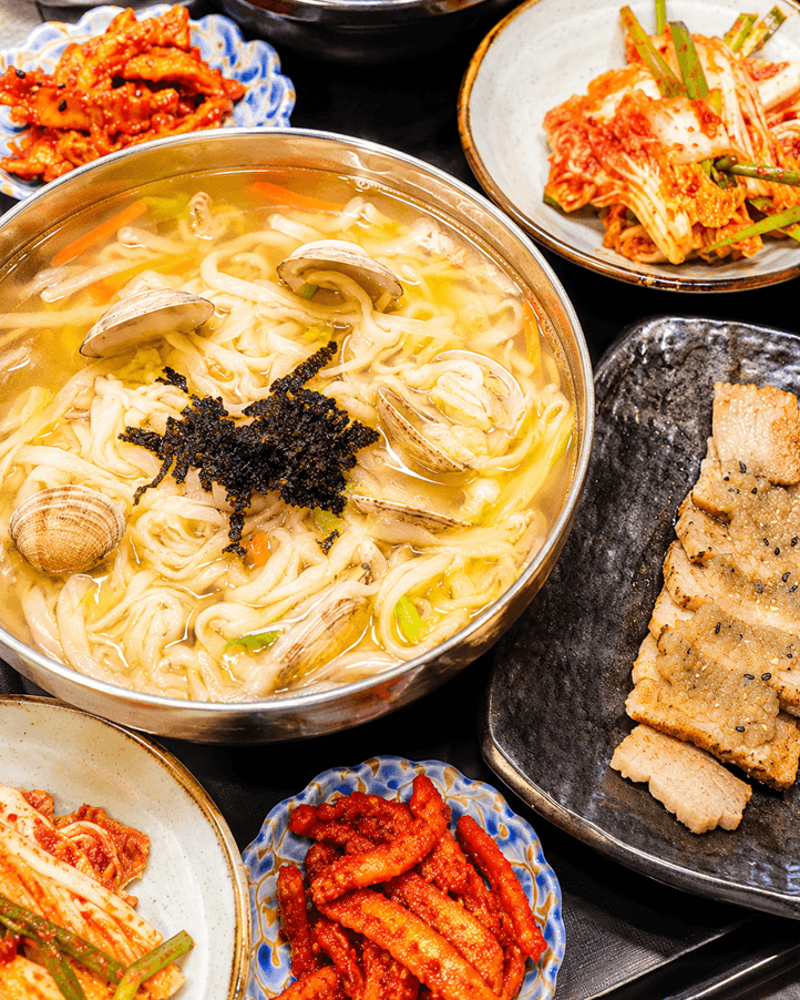 바지락칼국수 x 보쌈세트(2인이상) OR 바지락칼국수 / 비빔국수 / 콩국수 변경 가능 × 맛보기보쌈(혼밥) ) 中 택1